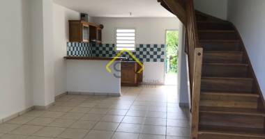 maison f3 duplex avec jardin privatif - résidence privée - cambuston, saint-andré