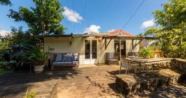 une case en bois, son jardin de 400 m²