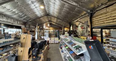 local d'activités - entrepôt à louer   le port   520 m2 env. avec mezzanine et extérieurs