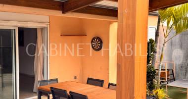 À louer - maison meublee de type t5 d'environ 110,50 m2 - bois d'olives - saint-pierre - 1 990,00 €
