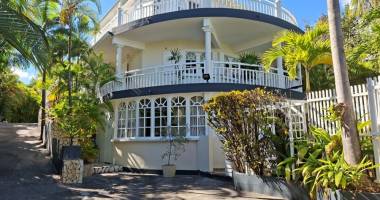 la rivière, villa haut de gamme t6 de 200 m² avec piscine, vaste varangue et terrasse de 87 m²