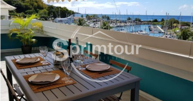 À louer Á gourbeyre- t3 lumineux avec vue mer et port de plaisance de rivière-sens