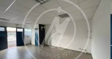 585,90 € ttc+ charges 78,12 € -a louer étage 36m² - local bureau à jarry, 97122 baie-mahault