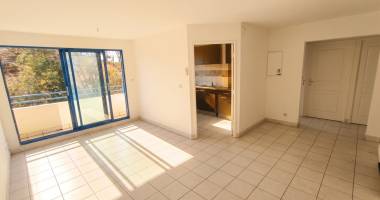 appartement t2 à louer à saint denis - trinité, dernier étage avec terrasse et parking