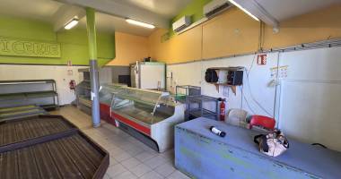 a louer local commercial de 80m² centre ville de petite ile 