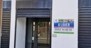 local 45 m2  avenue salvadore allende 97419 la possession