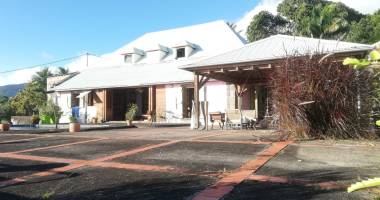 saint-claude propriete exceptionnelle  avec villa t5 piscine  + 2 t2 vue mer panoramique