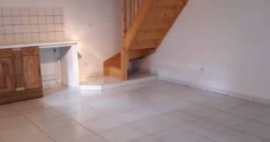 maison jumelée f3  avec cour  très bien plaçée